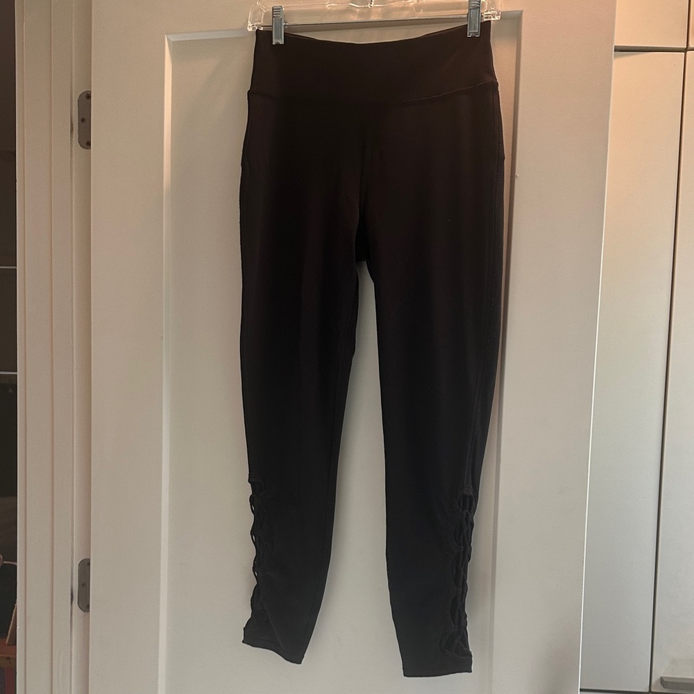 Lululemon Women’s Unlimit Black Leggings with keyhole, mesh detail Size 8 EUC